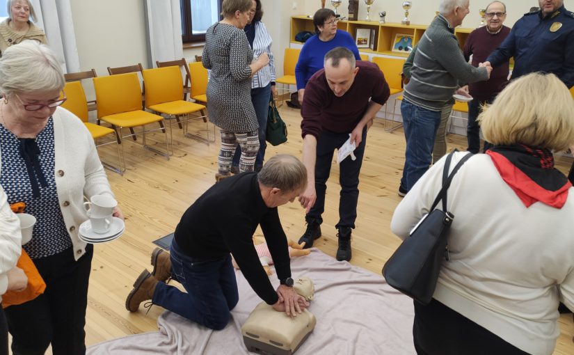 TRZYMAĆ W RĘKU CZYJEŚ ŻYCIE – zajęcia z pierwszej pomocy przedmedycznej w ramach „Akademii na Straży Seniorów”