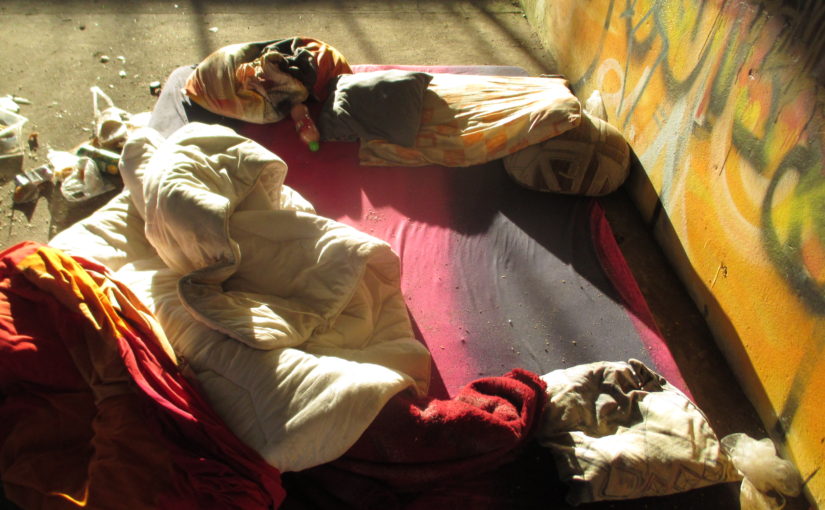 Strażnicy miejscy odnaleźli wyziębioną kobietę w pustostanie